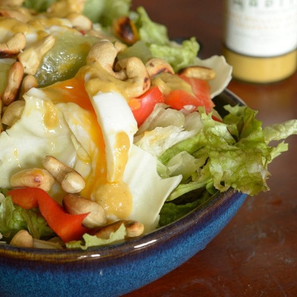 ensalada con salsa picante de butiá y jalapeños